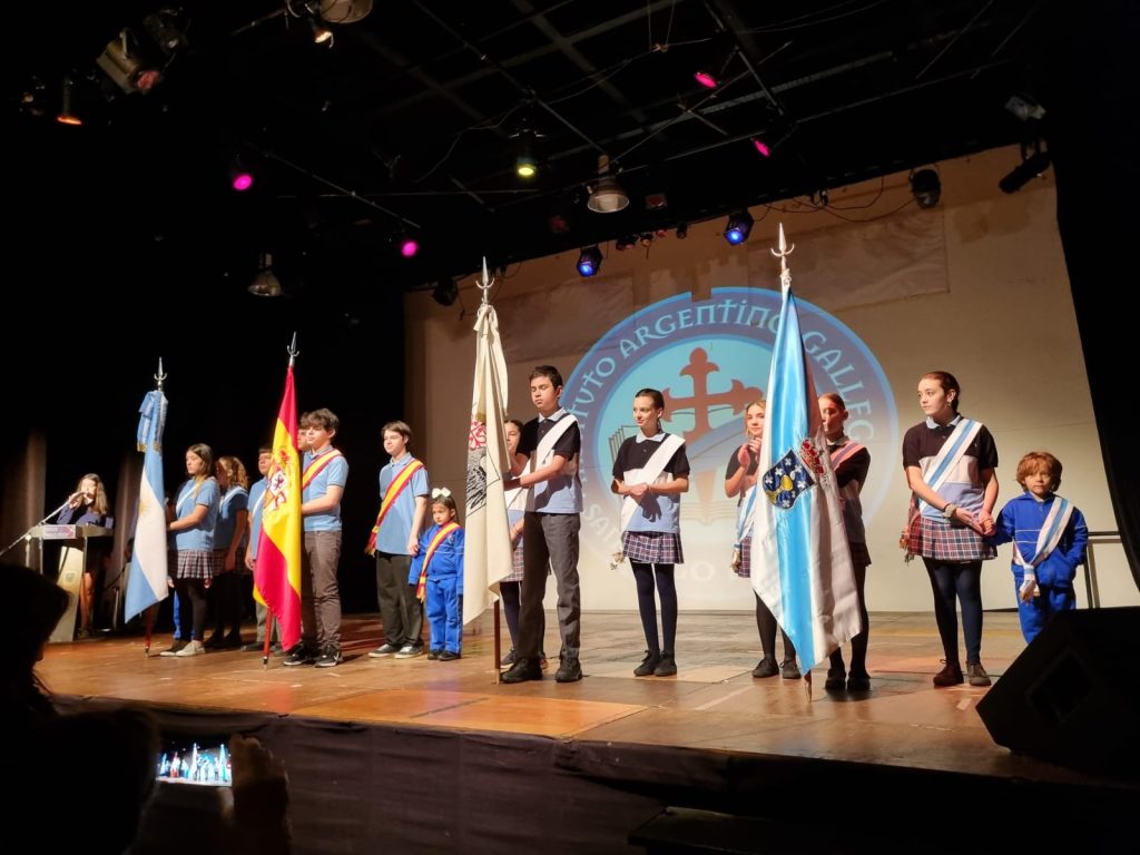Acto institucional con las banderas de ceremonia del colegio