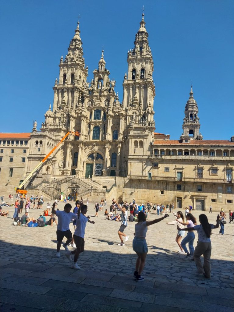 Estudiantes del colegio frente a la Catedral de Santiago de Compostela