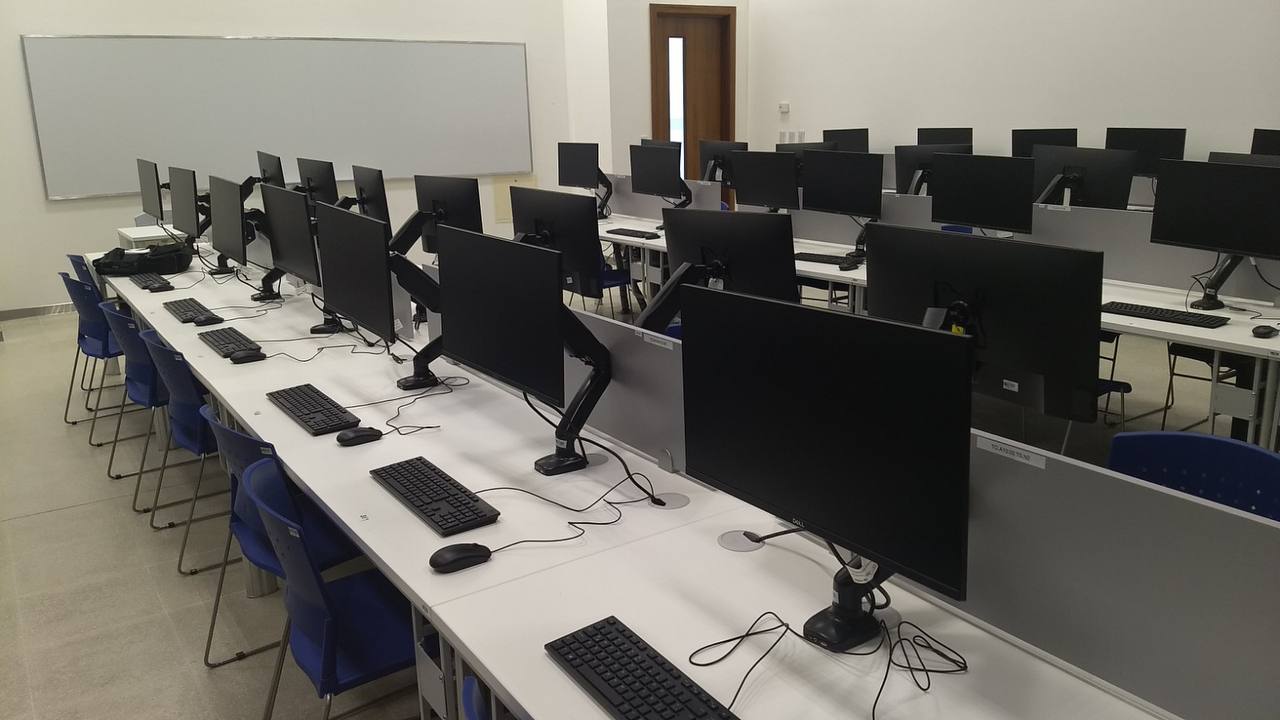 Estudiantes trabajando con computadoras en el gabinete de informática