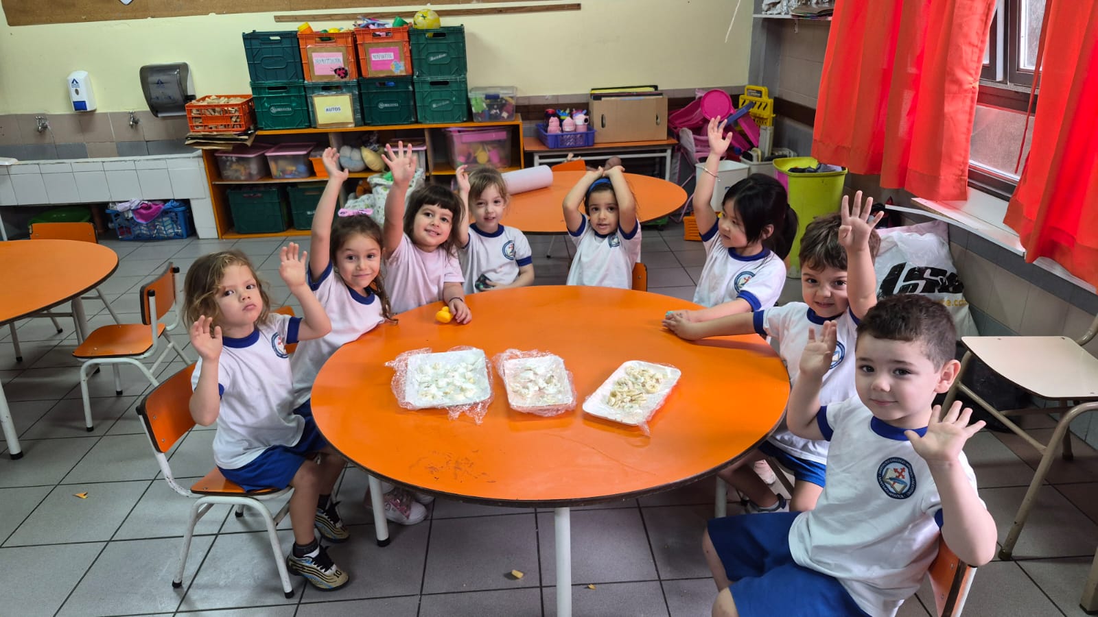 Niñas y niños del Nivel Inicial alrededor de una mesa durante un taller de cocina