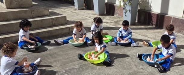 Niñas y niños del Nivel Inicial en una actividad sensorial al aire libre