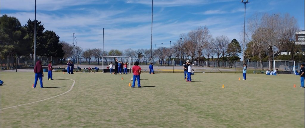 Estudiantes jugando al fútbol en el campo de deportes de Olivos