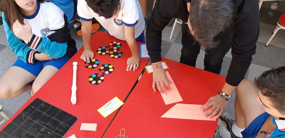 Estudiantes jugando con juegos de mesa y de ingenio