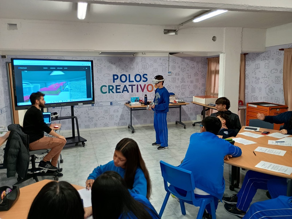Estudiante con anteojos de realidad virtual en una clase del Polo Creativo