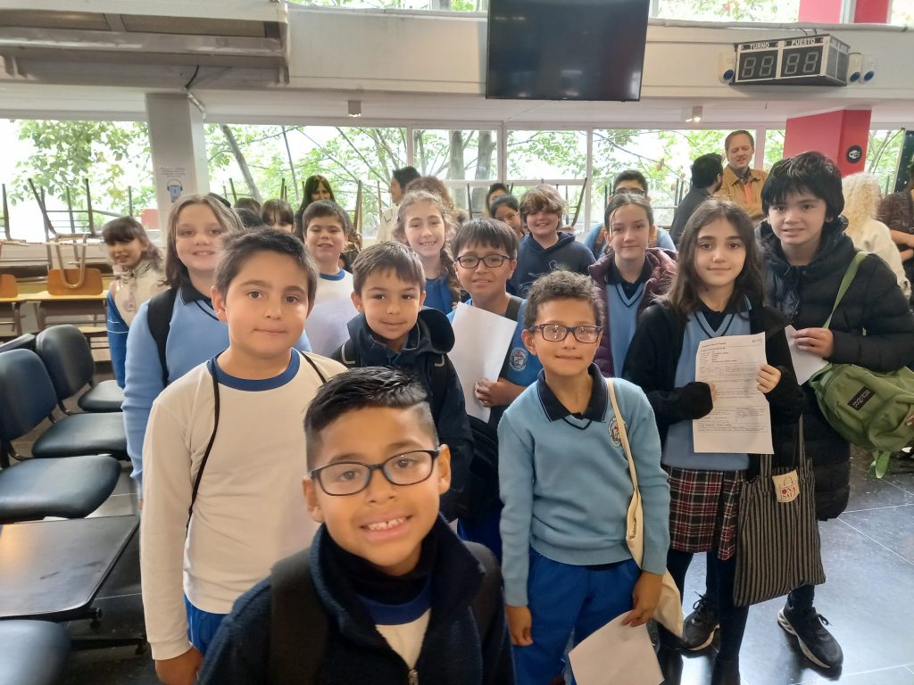 Grupo de estudiantes del Nivel Primario sonriendo en el aula