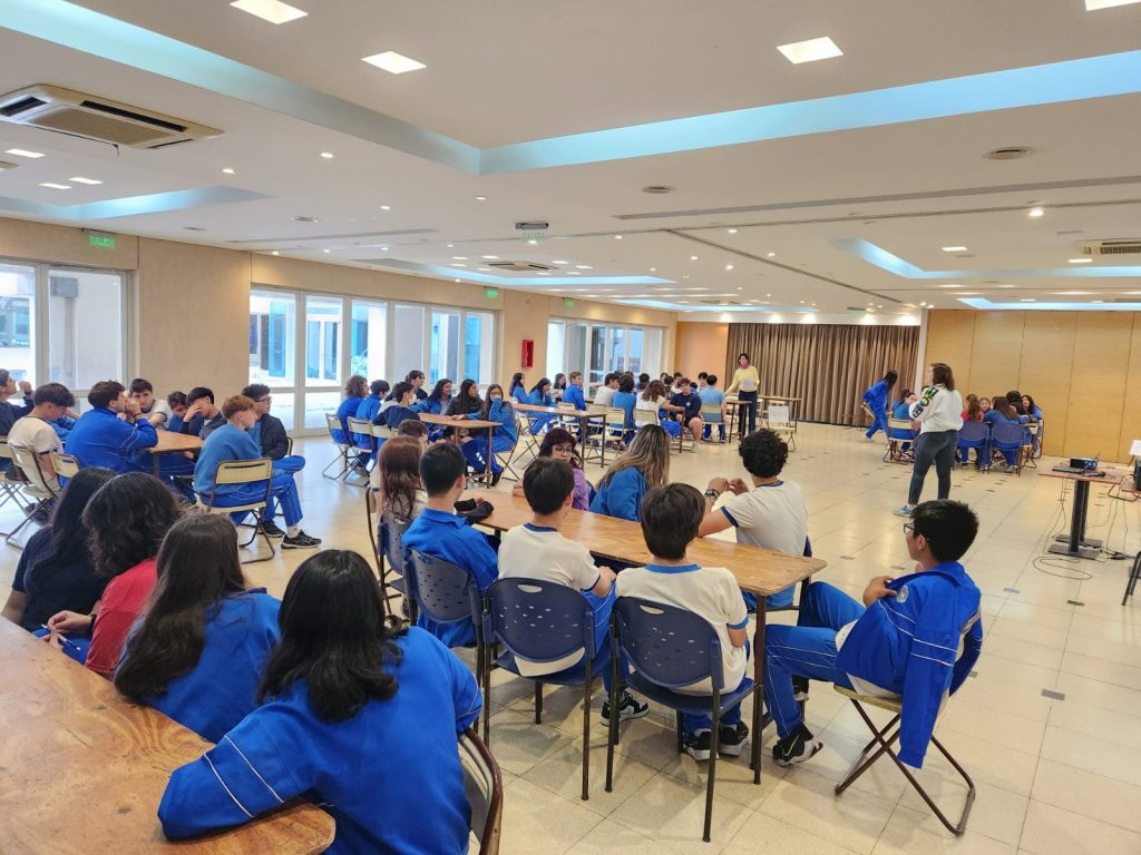 Estudiantes en el comedor del colegio