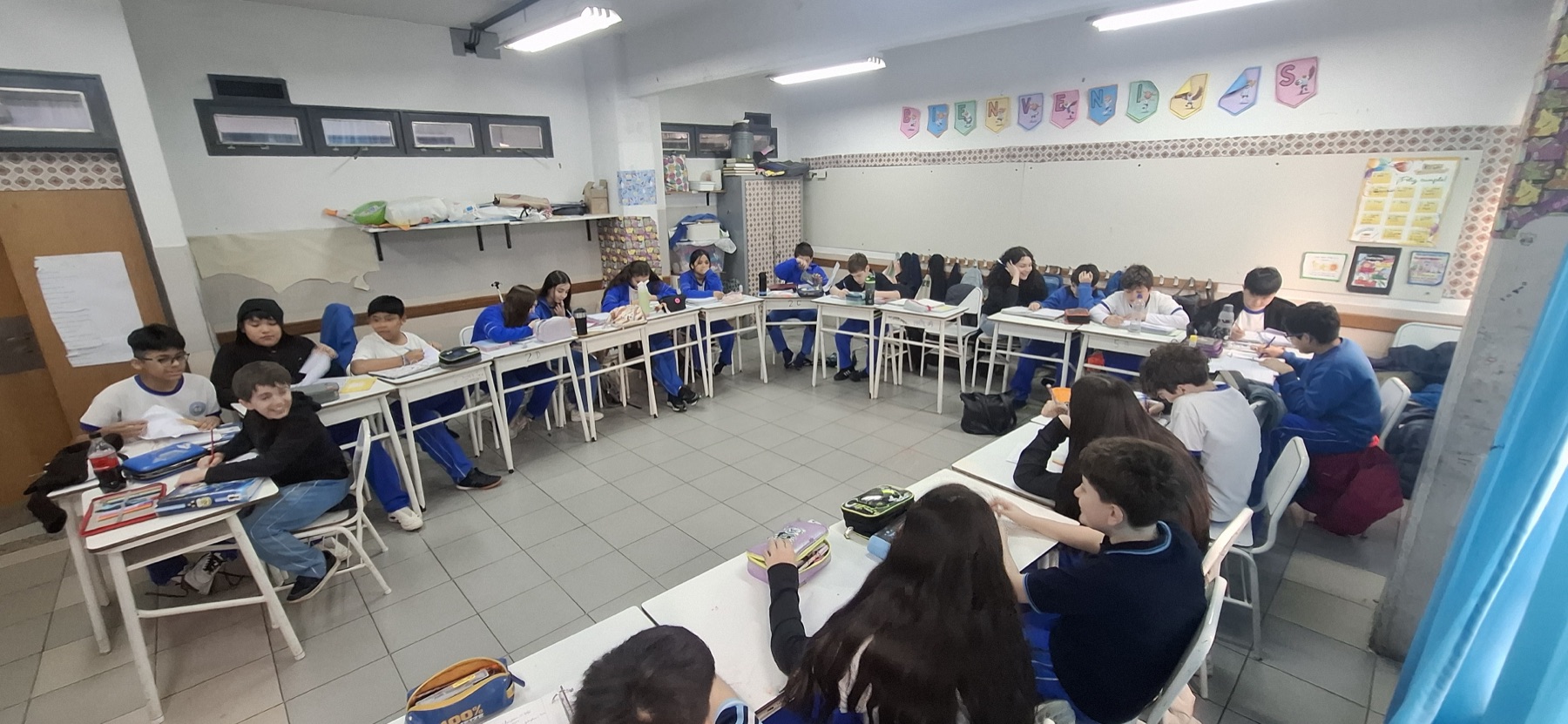 Estudiantes del Nivel Primario trabajando en el aula con los bancos en ronda