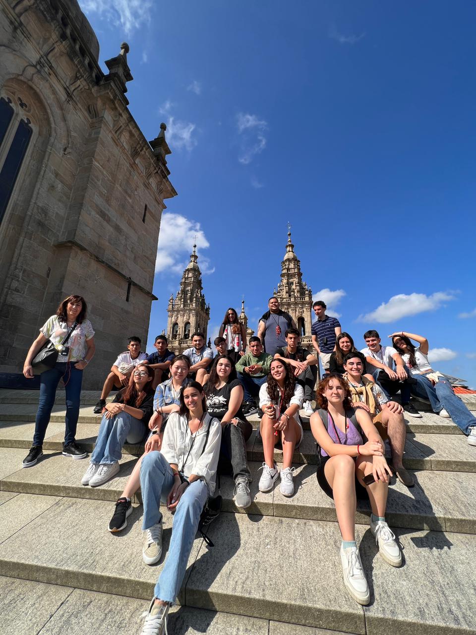 Grupo de estudiantes del Nivel Secundario frente a la catedral de Santiago de Compostela durante el viaje a Galicia