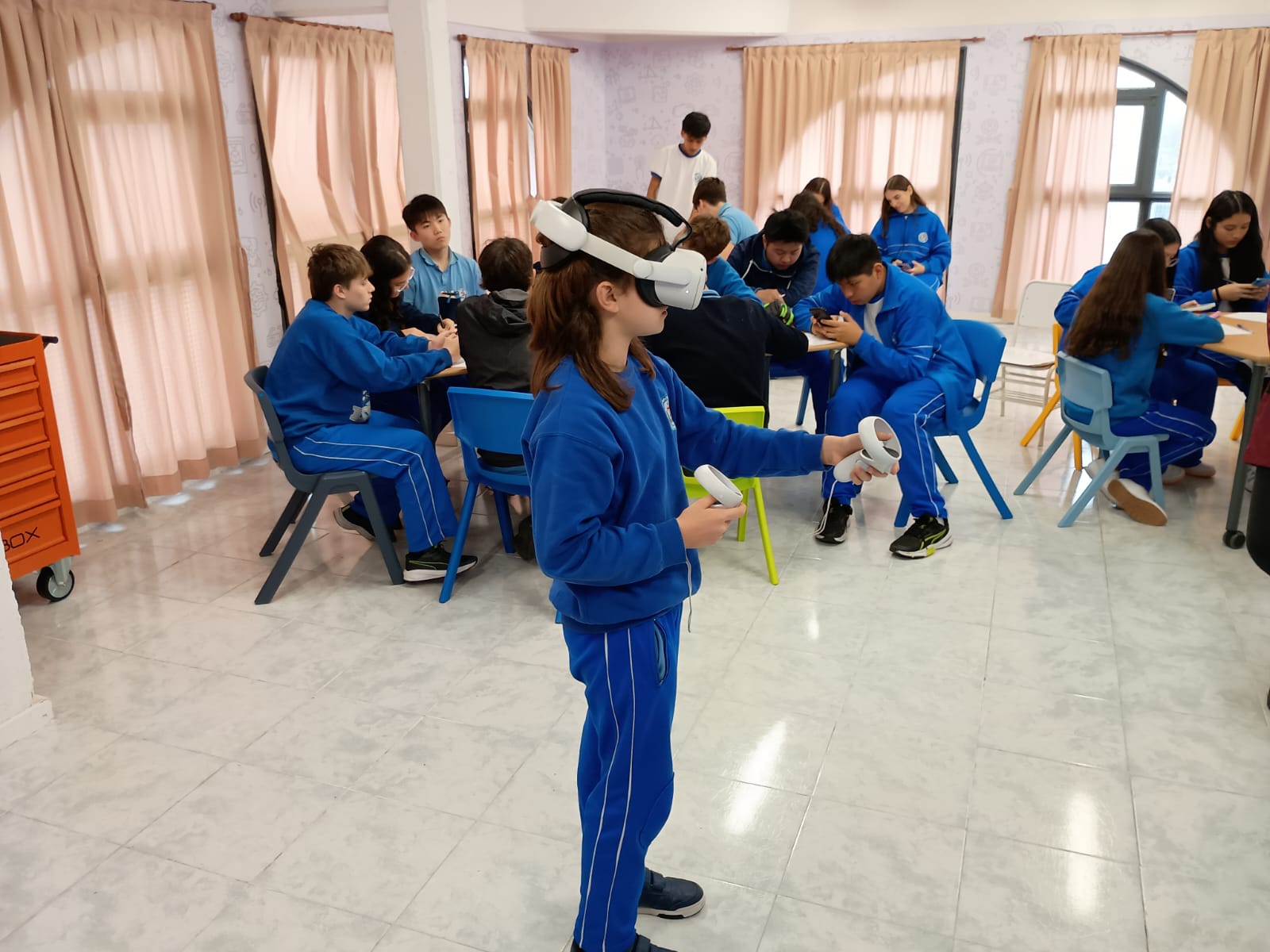 Estudiante del Nivel Secundario usando anteojos de realidad virtual en el laboratorio de tecnología