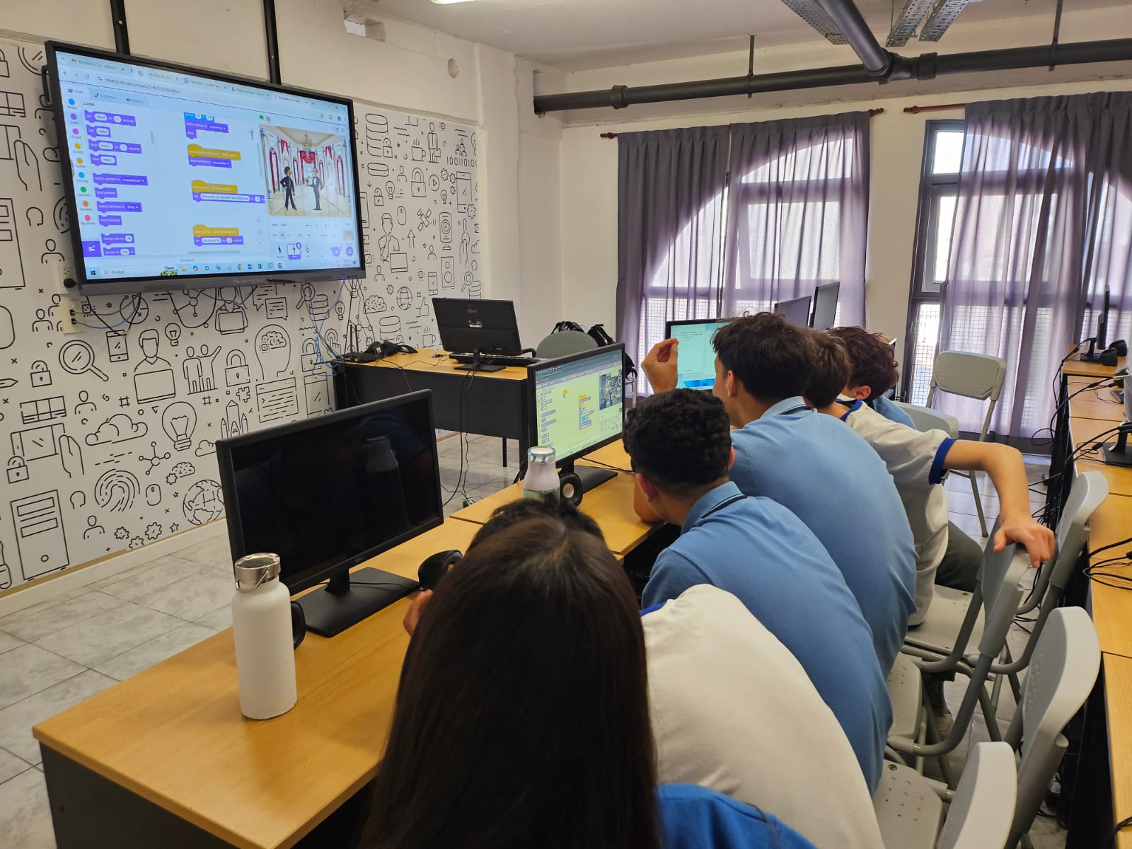 Estudiantes del Nivel Secundario programando en el gabinete de informática