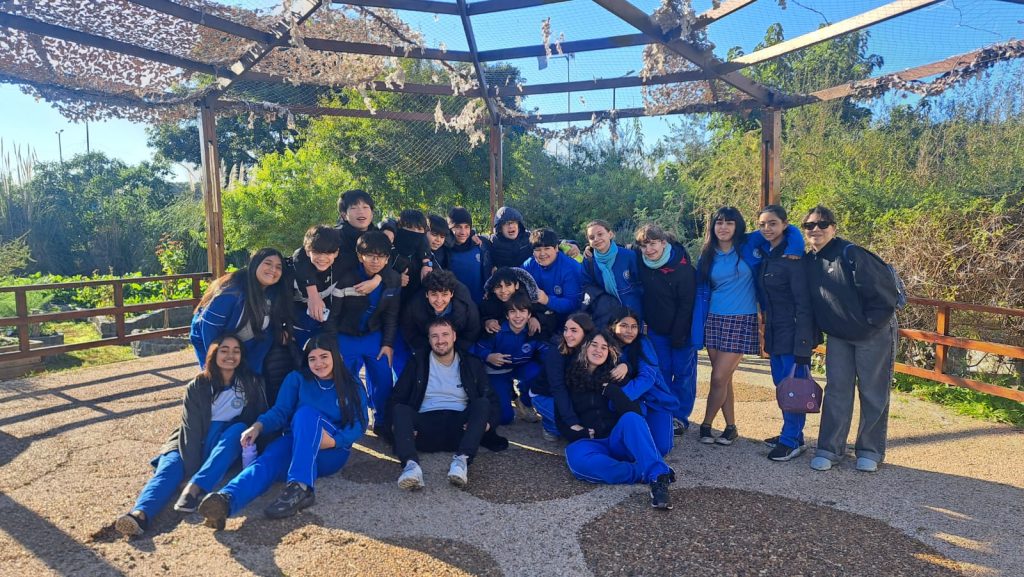 Grupo de estudiantes del Nivel Secundario durante una salida educativa